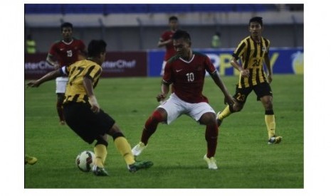 Timnas Indonesia U-23 (merah) saat menghadapi Malaysia U-23 (Ilustrasi). Kedua tim akan kembali beradu pada laga pembuka grup Piala AFF U-23/