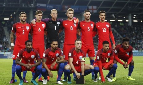 Timnas Inggris berfoto sebelum laga kualifikasi Piala Dunia 2018 lawan Slovenia, di stadion Stozice, Ljubljana, Rabu (12/10) dini hari WIB. Pada laga itu, Jordan Henderseon menjadi kapten the Three Lions.