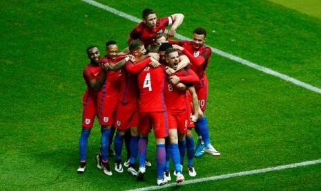 Timnas Inggris merayakan kemenangan 3-2 atas Jerman dalam laga persahabatan, Ahad (27/3) dini hari.