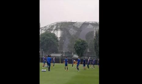 Timnas Inggris U-17 melakukan pemanasan sebelum latihan terakhir jelang laga perdana di Grup C Piala Dunia U-17 2023.