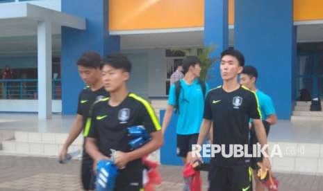 Timnas Korea Selatan U-23 usai latihan di SPOrT Jabar, Kota Bandung, Selasa (14/8). Sejumlah penggemar klub Tottenham Hotspurs, Indo Spurs Bandung turut menemani Song Heungmin latihan bersama Timnas. 