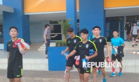 Timnas Korea Selatan U-23 usai latihan di SPOrT Jabar, Kota Bandung, Selasa (14/8). Sejumlah penggemar klub Tottenham Hotspurs, Indo Spurs Bandung turut menemani Song Heungmin latihan bersama Timnas. 