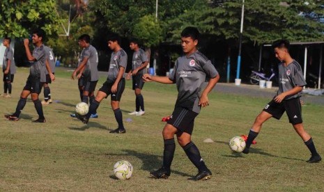 Timnas Pelajar Indonesia tengah berlatih di Balikpapan, Senin (18/11).