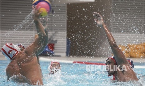 Timnas Polo Air Putra menggelar latihan saat mengikuti Pelatnas Asian Games di Stadion Aquatic, Komplek GBK, Senayan, Jakarta, Rabu (28/3).