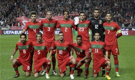  Timnas Portugal berfoto bersama sebelum melakoni laga playoff Piala Eropa 2012 lawan Bosnia di Stadion Luz, Lisbon, Portugal, pada 15 November. 