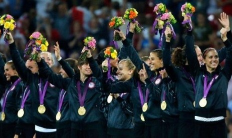 Timnas Putri AS berhasil meraih medali emas Olimpiade London 2012 usai menundukkan Jepang 2-1 di partai final.