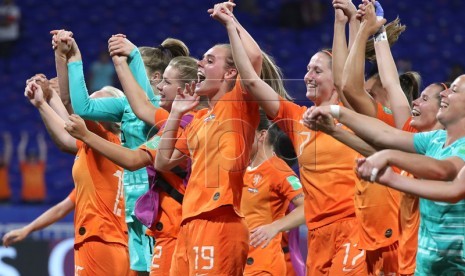 Timnas Putri Belanda merayakan kemenangan.