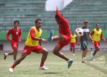 Timnas senior Indonesia memperkuat kerjasama tim saat menggelar latihan di hari kedua di Stadion Manahan, Solo, Rabu (2/11). 