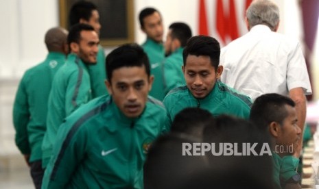  Timnas Sepakbola Indonesia saat diterima Presiden Joko Widodo berfoto di Istana Merdeka, Jakarta, Senin (19/12). 