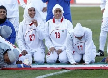 Timnas sepakbola putri Iran menolak bertanding karena dipaksa untuk melepas jilbab mereka.