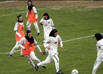 Timnas sepakbola wanita Iran saat menjalani latihan.