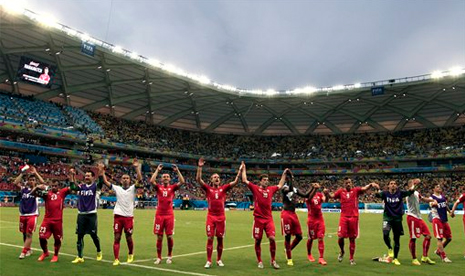 Timnas Swiss merayakan kemenangan..