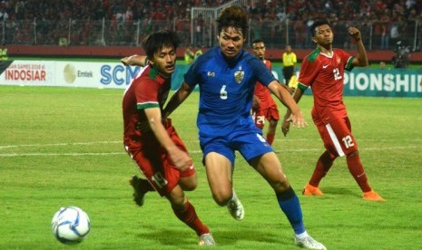 Timnas U-19 (merah) saat menghadapi Thailand pada laga terakhir Grup A Piala AFF U-19, Senin (9/7).