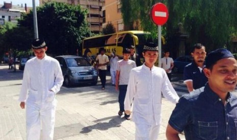 Timnas U-19 sholat Jumat di le Gran Mezquita, Valencia, Jumat (19/9).