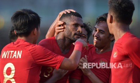 Timnas U-22 Indonesia Imbang Lawan Malaysia. Pemain Timnas U-22 Marinus Wanewar (tengah) beraksi setelah mencetak gol petama ke gawang Malaysia dalam pertandingan Grup B Piala AFF U-22 di Stadion Nasional Olimpiade Phnom Penh, Kamboja, Rabu (20/2/2019).