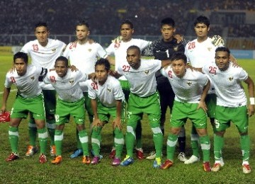 Timnas U23 Indonesia berpose sebelum bertanding melawan Vietnam pada semifinal SEA Games XXVI di Stadion Utama Gelora Bung Karno, Jakarta, Sabtu (19/11). 