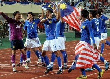 Timnas U23 Malaysia melakukan selebrasi usai meraih medali emas SEA Games 2009 Laos.