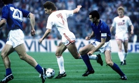 Timnas Uni Soviet melaju ke partai final Piala Eropa 1988 usai mengalahkan Italia dengan skor 2-0. 