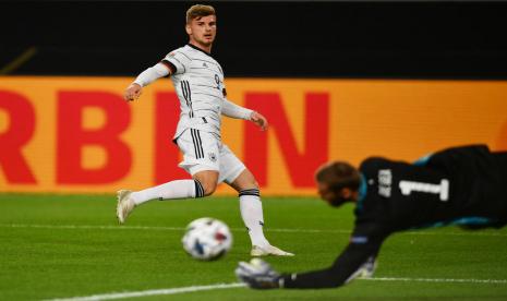 Timo Werner mencetak gol Jerman ke gawang Spanyol di UEFA Nations League beberapa waktu lalu.