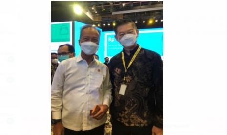 Timothy Siddik, Direktur Utama Zyrex bersama Menteri Perindustrian, Agus Gumiwang Kartasasmita.