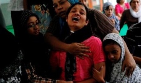  Tin Tin Kyaw mourns her husband Soe Min, one of two men killed in violent Buddhist-Muslim riots in Mandalay, Myanmar, July 3, 2014