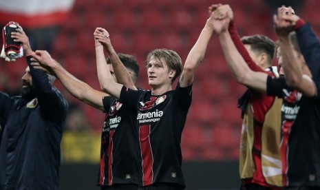 Tin Zedvaj (tengah) merayakan keberhasilan Bayer Leverkusen melangkah ke 32 besar Liga Europa.