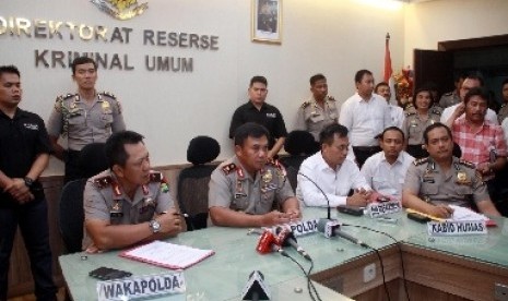 Tindak Lanjut Kasus JIS: Kapolda Metro Jaya Irjen Pol. Dwi Priyatno (dua kiri), bersama Wakapolda Metro Jaya Brigjen Pol. Sudjarno (kiri), Direktur Reserse Kriminal Umum Polda Metro Jaya, Kombes Heru Pranoto (dua kanan), dan Kepala Bidang Humas Polda Metro