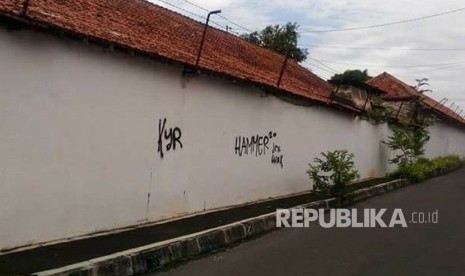  Tindakan vandalisme di tembok beteng sisi timur Pura Pakualaman.  Atas tindakan itu, Kadipaten Pakualaman memberi waktu tiga hari (terhitung Senin) untuk para pelaku minta maaf ke keluarga besar Kadipaten Pakualaman dan membersihkannya. Senin (18/12).