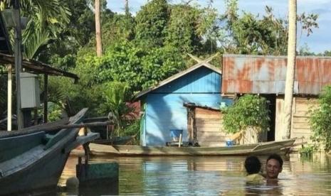 Banjir masih melanda beberapa kecamatan di Kabupaten Kotawaringin Barat, Provinsi Kalimantan Tengah hingga Selasa (25/10/2022). (ilustrasi).