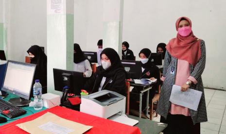 Tingginya persaingan dalam penyerapan tenaga kerja, mengharuskan lulusan SMK (Sekolah Menengah Kejuruan) wajib memiliki keahlian dengan standar kompetensi nasional sebagai bukti telah mampu menguasai suatu bidang ilmu yang dipelajari.