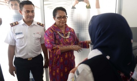 Tinjau Arus Mudik. Menteri Pemberdayaan Perempuan dan Perlindungan Anak (PPPA) Yohana Yembise meninjau aurs mudik di Stasiun Pasar Senen, Jakarta, Jumat (10/7).