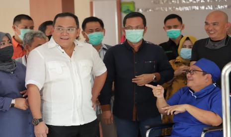 Tinjau Faskes. Bupati Musi Banyuasin (Muba) Dr H Dodi Reza Alex Noerdin meninjau Dinas kesehatan Muba dan Rumah sakit umum daerah Sekayu (RSUD) untuk melihat langsung kesiapan rumah sakit  dalam menangani dampak penyebaran virus Covid-19, Ahad (22/3).