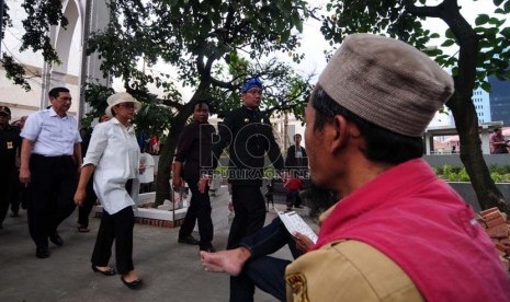 Tinjau Persiapan KAA: Kepala Staf Kepresidenan, Luhut Binsar Panjaitan (kiri), Menteri Luar Negeri, Retno Lestari Marsudi (kiri ke dua) berbincang dengan Wali Kota Bandung, Ridwan Kamil, saat meninjau persiapan peringatan Konfrensi Asia-Afrika ke-60, Kota 