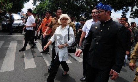 Tinjau Persiapan KAA: Menteri Luar Negeri, Retno Lestari Marsudi (kiri) berbincang dengan Wali Kota Bandung, Ridwan Kamil (kanan) saat meninjau kesiapan peringatan Konfrensi Asia-Afrika ke-60, di jalan Dalem Kaum, Kota Bandung, Rabu (11/3). 