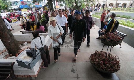 Tinjau Persiapan KAA: Menteri Luar Negeri, Retno Lestari Marsudi (kiri) berbincang dengan Wali Kota Bandung, Ridwan Kamil (kanan) saat meninjau kesiapan peringatan Konfrensi Asia-Afrika ke-60, di jalan Dalem Kaum, Kota Bandung, Rabu (11/3). 