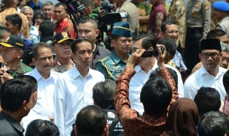 Tinjau Persiapan KAA: Presiden RI Jokowi tinjau persiapan Konferensi Asia Afrika (KAA) di kawasan Gedung Merdeka dan Alun-alun, Jl Asia Afrika, Kota Bandung, Kamis (16/4).