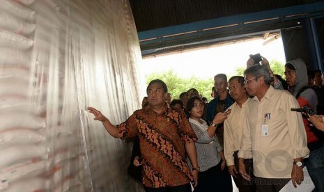 Tinjau Stok Beras : Menteri Perdagangan Rachmat Gobel saat memonitor stok beras di Gudang Divre Bulog DKI Jakarta -Banten, Jakarta, Senin (15/12).