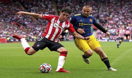 Tino Livramento dari Southampton, kiri, dan Luke Shaw dari Manchester United selama pertandingan sepak bola Liga Premier Inggris mereka di Stadion St. Mary di Southampton, Inggris, Minggu 22 Agustus 2021. 