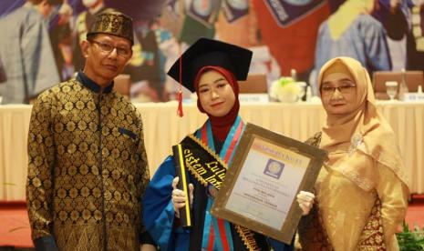  Tita Moladia berhasil menjadi salah satu wisudawan terbaik pada pelaksanaan wisuda Universitas BSI (Bina Sarana Informatika) kampus Pontianak ke-13, yang digelar secara offline yang bertempat di Qubu Resort, Kubu Raya, dengan penerapan protokol kesehatan (prokes) yang ketat. Selain itu, prosesi wisuda ini juga disiarkan secara online, melalui instagram @ubsi_pontianak dan youtube BSITVOfficialChannel, Kamis (16/12). 