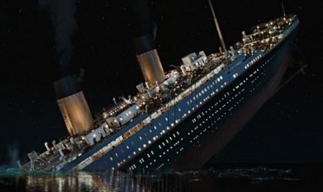 Titanic saat tenggelam di film Titanic garapan sutradara James Cameron. Di kehidupan nyata, ada tiga alasan utama kapal Titanic tidak akan bisa diangkat dari dasar laut.