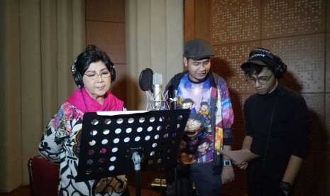 Titiek Puspa saat rekaman soundtrack film 