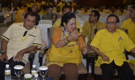 Titiek Soeharto (tengah) didampingi Ketua Panitia Pengarah Munaslub Partai Golkar Nurdin Halid (kiri) berbincang dengan Ketua Dewan Pertimbangan Partai Golkar Akbar Tanjung saat kampanye zona III di Nusa Dua, Bali, Jumat (13/5). 