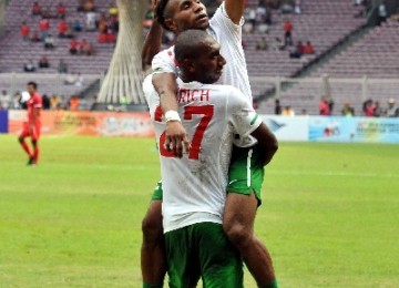 Titus Bonai digendong Patrich Wanggai usai menjebol jala Singapura di laga Grup A cabang sepakbola SEA Games 2011.