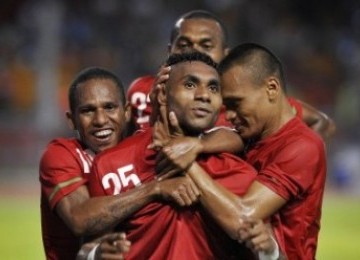 Titus Bonai (tengah) dipeluk rekan Timnas usai mencetak Gol pertama ke gawang Kamboja pada babak kualifikasi Grup A Sea Games XXVI, di Stadion Gelora Bung Karno, Jakarta, Senin (7/11)