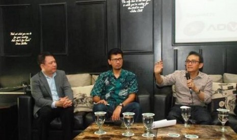 Tjandra Lianto (Direktur Marketing Advan), Budi Harjono (VP Network Planning XL-Axiata) dan Hasnul Suhaimi, saat berbicara dalam diskusi di Indonesia Technology Forum (ITF).