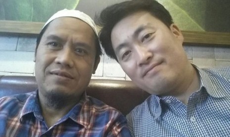 TKI di Korea Selatan M Pachrul Islam (kiri) berswafoto dengan seorang petugas kepolisian Kota Gumi, belum lama ini.