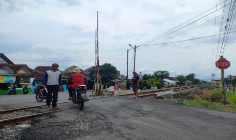 TKP mobil tertabrak kereta (ilustrasi). Penyidik Polda Jawa Timur mendalami kasus kecelakaan kereta api tabrak mobil di Desa Keras, Kecamatan Geneng, Kabupaten Ngawi yang menewaskan tiga orang. Kapolda Jatim Irjen Pol. Toni Hermanto menjelaskan, sejauh ini tim penyidik telah memeriksa 15 saksi termasuk saksi korban, saksi yang ada di lokasi kejadian, pihak PT. KAI, serta Komite Nasional Keselamatan Transportasi (KNKT) dari Kementerian Perhubungan.