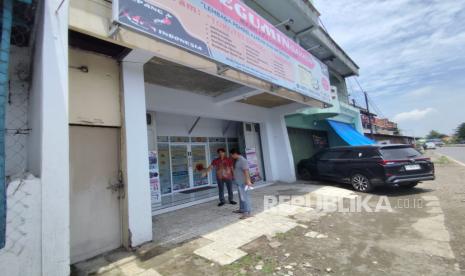 TKP pencurian sepeda motor milik seorang guru di Blok Pasar, Desa Tulungagung, Kecamatan Kertasemaya, Kabupaten Indramayu, Jumat (14/2/2025). 