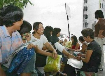 TKW asal Filipina bercanda usai mengikuti kebaktian di sebuah gereja di Kuala Lumpur