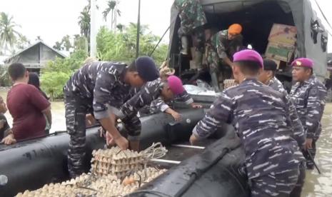 TNI AL Lanal Lhokseumawe bersama Kopasgat 469 TNI AU menyalurkan bantuan logistik untuk korban banjir di Aceh Utara.